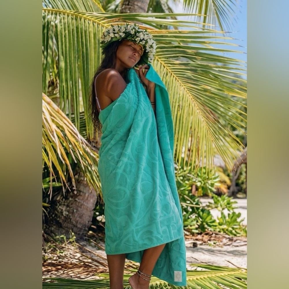 Aloha Collection• Beach Towel Heipua in GROVE